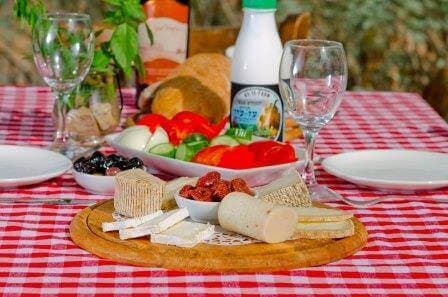 השילוש הקדוש של שבועות - גבינות, יין וסופ"ש